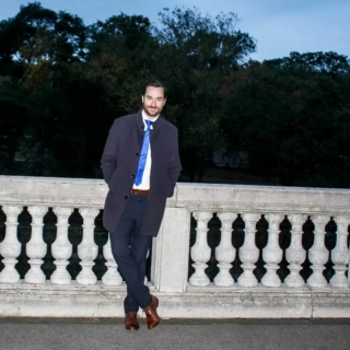 Windy Winter. Ich stehe gerade mitten im malerischen Stadtpark von Wien, eingehüllt in eine laue Brise dieses ungewöhnlich milden Winters. Ich habe mir einen neuen Mantel zugelegt, der trotz seines schlanken Designs überraschend viel Wärme bietet – dank der Kombination aus feinstem Kaschmir und Wolle. Perfekt für diese Wintertage! 🧥 Wie steht ihr zu stilvoller Wintermode, die zugleich funktional ist? Glaubt ihr, dass wir dieses Jahr noch Glück haben und weiße Weihnachten bekommen werden? ❄️ | Mantel von @strellson