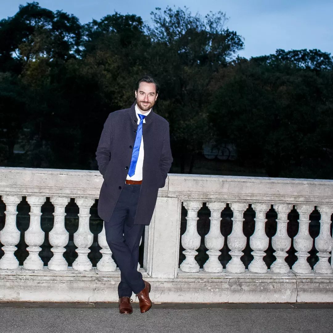 Windy Winter. Ich stehe gerade mitten im malerischen Stadtpark von Wien, eingehüllt in eine laue Brise dieses ungewöhnlich milden Winters. Ich habe mir einen neuen Mantel zugelegt, der trotz seines schlanken Designs überraschend viel Wärme bietet – dank der Kombination aus feinstem Kaschmir und Wolle. Perfekt für diese Wintertage! 🧥 Wie steht ihr zu stilvoller Wintermode, die zugleich funktional ist? Glaubt ihr, dass wir dieses Jahr noch Glück haben und weiße Weihnachten bekommen werden? ❄️ | Mantel von @strellson