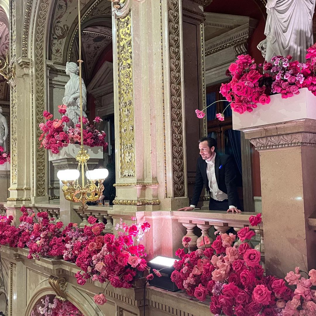 Opera Ball Flowers. Ich fand den Blumenschmuck am Opernball dieses Jahr besonders schick. Verantwortlich für dieses Blumenkunstwerk am 66. Opernball war heuer der Florist Doll's Blumen (@dollsblumen ). Alle angebotenen Blumen werden von dem Wiener Unternehmen eigens in einem Garten in Leopoldau angebaut. Neben der Auswahl von handverlesenen Kreationen haben sie auch einen Online Shop, in dem man einzelne Sträuße sogar an einem ganz bestimmten Tag und auch innerhalb eines bestimmten Zeitfensters zustellen lassen kann. Ideal für Tage wie heute ;-) Ich wünsche euch viele besonders schöne Blumen 🌸 und einen schönen Valentinstag mit eure/r/m Liebsten! 

P.S.: Die Gewinnerin von meinem letzten Instagram-Beitrag ist @mini_pitzi . Gratulation, du hast ein gedrucktes Exemplar der Kinder-Weihnachtsgeschichten vom Instagram Beitrag "Geschenk vom Christkind" gewonnen! (Beweisvideo der Auslosung auf meinem Twitter Profil) - ich habe dir eine Privatnachricht mit allen Details geschickt
