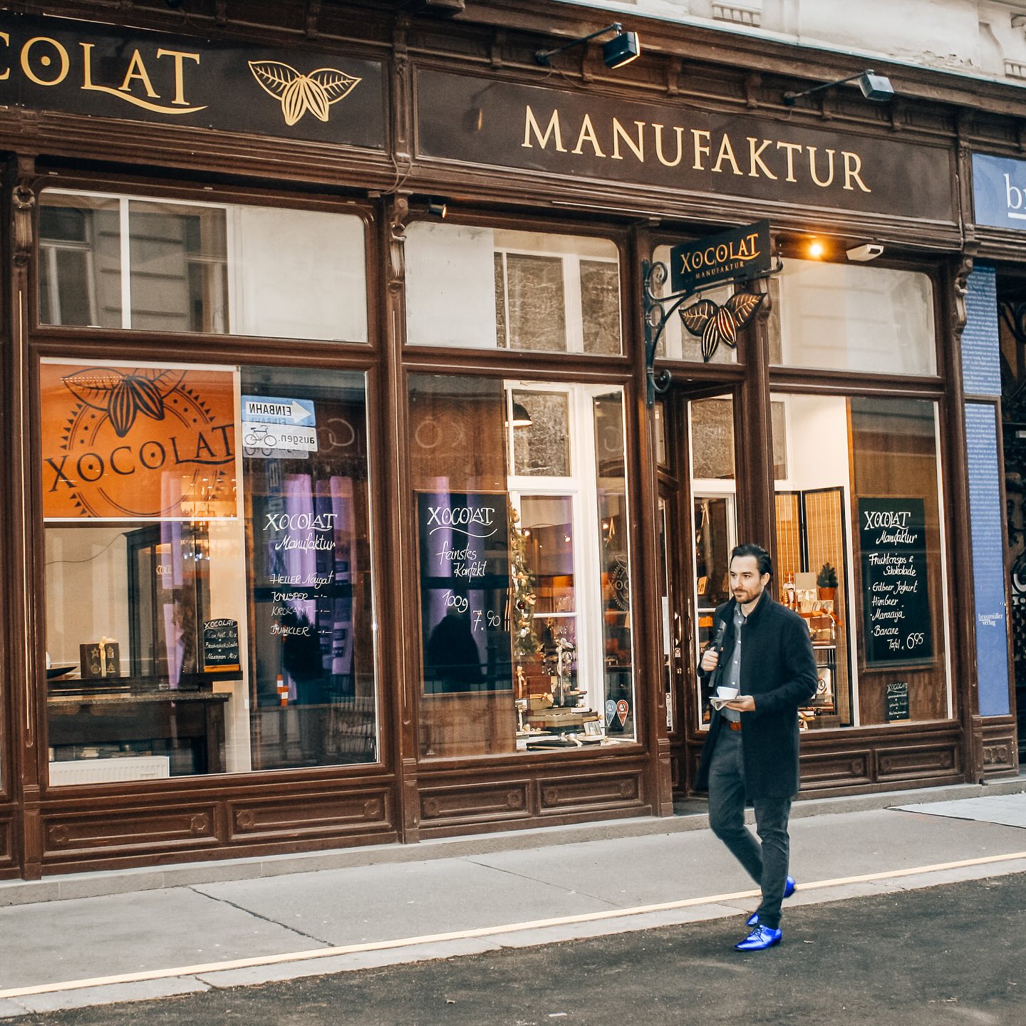 Coffee before Summer. Solltet ihr mal in Wien unterwegs sein, schaut in die Servitengasse im 9. Bezirk – Das Servitenviertel ist ein besonders charmantes Plätzchen mit sehr netten Cafés. 

☕ Habt ihr ein Lieblingscafé in Wien? Ich freue mich auf eure Vorschläge :)

-
P.S.: Der Gewinner meines letzten Instagram-Beitrags „Engraved in Times“ ist @xxjoniiixx . Herzliche Gratulation! Ich wünsche dir viel Freude mit der LexLeon Emaille-Tasse ☕ (Beweisvideo der Auslosung auf meinem Twitter Profil) - ich habe dir eine Privatnachricht mit allen Details geschickt