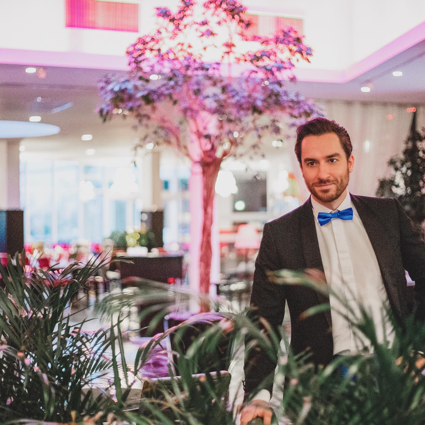 Wiener Vegan Ball 2020. Am 15.02.2020 findet im Arcotel Kaiserwasser wieder der traditionelle Vegan Ball statt, bei dem der ganze Abend auf glamouröse Art dem Thema der veganen Ernährung gewidmet ist ✨🌱. Ich verlose exklusiv 2x 2 Eintrittskarten für den diesjährigen Vegan Ball. Um teilzunehmen müsst ihr ein Insta-Follower von mir und @vegane.gesellschaft sein UND zusätzlich eure Wunschbegleitung unterhalb dieses Bildes markieren! Aus allen markierten Kommentare lose ich 2 Gewinner aus. Die Vegane Gesellschaft ist eine sehr aktive und erfolgreiche Umweltschutzorganisation mit Ernährungsschwerpunkt, die interessante Informationen, Veranstaltungen und Rezepte rund um die vegane Ernährung postet! Auch wenn ich selbst noch kein Veganer bin, habe ich begonnen mich zumindest 1 mal in der Woche vegan zu ernähren. Der Vegan Ball ist mittlerweile schon ein sehr traditioneller Ball, bei dem es auch die Möglichkeit gibt an einem veganen Gala Dinner teilzunehmen (Update: leider schon ausgebucht). Für alle klassischen Tanzbegeisterte, denen eine tanzfähige Begleitung fehlt, wird es auch wieder ausgiebig Möglichkeiten geben zu tanzen, denn ich stelle dem Vegan Ball 3 meiner talentierten BlueRose Gentlemen Taxitänzer von 21:00 bis 01:00 bereit, die mit Euch sehr gerne das Tanzbein schwingen werden 💃 Auf einen tierlieben und tanzreichen Abend 🥂| Photo by @phaenomenalex