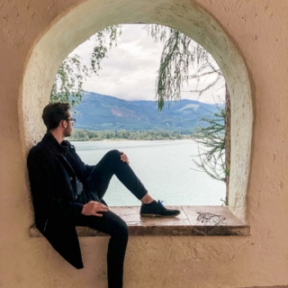Get the Perspective. Ich sitze hier an diesem wunderschönen Aussichtspunkt am Wolfgangsee im österreichischen Salzkammergut und genieße die Ruhe 🧘🏻‍♂️ An welchen Orten lässt ihr am liebsten eure Seele baumeln? Die Gewinner der Eintrittskarten für den Vegan Ball am 15.02.2020 sind @amelieeggenburg und @daniel_mhm 🌱 Gratulation! ☀️ Photo by @an.kathari.na
