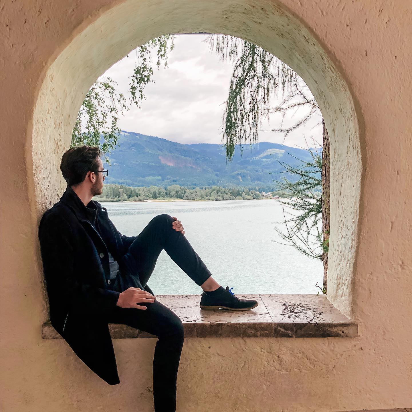 Get the Perspective. Ich sitze hier an diesem wunderschönen Aussichtspunkt am Wolfgangsee im österreichischen Salzkammergut und genieße die Ruhe 🧘🏻‍♂️ An welchen Orten lässt ihr am liebsten eure Seele baumeln? Die Gewinner der Eintrittskarten für den Vegan Ball am 15.02.2020 sind @amelieeggenburg und @daniel_mhm 🌱 Gratulation! ☀️ Photo by @an.kathari.na