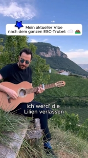Mitten in den Weinbergen von Südtirol ⛰️. Die ganze Version des Lieds „Wolken“ („Ich frag‘ mich wie’s die Wolken tun“) könnt ihr auf SoundCloud (und mittlerweile auch Spotify) hören. 🎶 Link in meinem Profil. Viel Spaß beim Anhören! 💫
Wo könnt ihr am besten Abschalten? 👇
.
.
.
#LexLeon #Wolken #ESC2026 #Eurovision2026 #OriginalBlauerStern