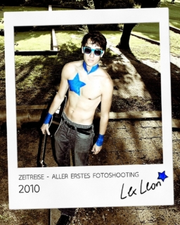 Zeitreise ins Jahr 2010: Mein allererstes Fotoshooting! 📸💙
Im August 2010 fand in Wien mein erstes Fotoshooting zusammen mit meinem blauen Stern statt. Wer errät wo genau das Shooting stattfand? (Tipp: Es war ein Park in Wien🌳)

15-Jahre-Blauer-Stern Verlosung:
Anlässlich meines 15-Jahre-Zeitreise-Specials verlose ich unter allen Kommentare eines der 7 Polaroids dieses Instagram-Posts als signiertes Bild! (Der Gewinner wählt sein Lieblingsmotiv aus)