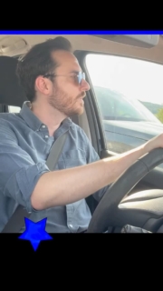 „in all der Ferne, und mich niemand mehr versteht…“. Unterwegs mit „Mein Strand“. 🌊🚙
Diesen Song habe ich im Mai 2017 geschrieben - Er ist vor allem ein Vortragssong mit Gitarre und Mundharmonika. Der Text beschreibt, wie etwas Kleines, Liebevolles mit Stetigkeit so groß werden kann, dass es einem sogar den Atem nehmen kann und sich am Ende in etwas verwandelt, das über die eigenen Fähigkeiten und Vorstellungskraft hinausgeht. Die Premiere des Songs fand am 16. Mai 2017 beim Nr. 12 Live-Stream auf Facebook statt.
Eine neu produzierte Version des Songs gibt es auf SoundCloud (@lexleonmusic) zum Anhören. Viel Spaß! 💙✨
.
.
.

#LexLeon #MeinStrand #ESC2026 #Eurovision2026 #BlauerStern